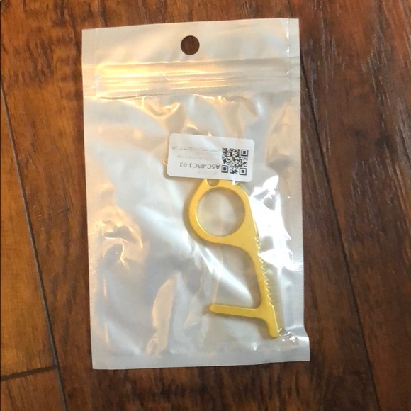 New 3 Pack No Touch Key Ring in Gold - Picture 6 of 7